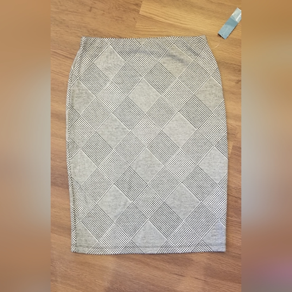Houndstooth pencil skirt